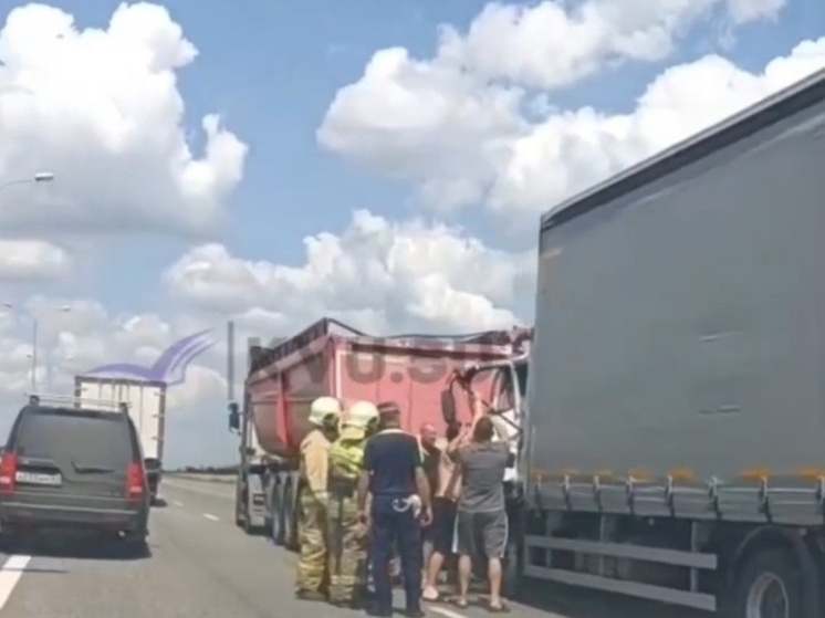 Водителя большегруза зажало в кабине в жутком ДТП на М-4 «Дон» под Шахтами