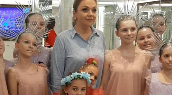 Марина Девятова привела подросшую дочь и мужа на концерт: видео 