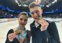 Российские фигуристы Александр Галлямов и Анастасия Мишина поделились результатами новой фотосессии. Бронзовые призёры Олимпийских игр в командном соревновании и в парном катании выбрали строгие элегантные образы.