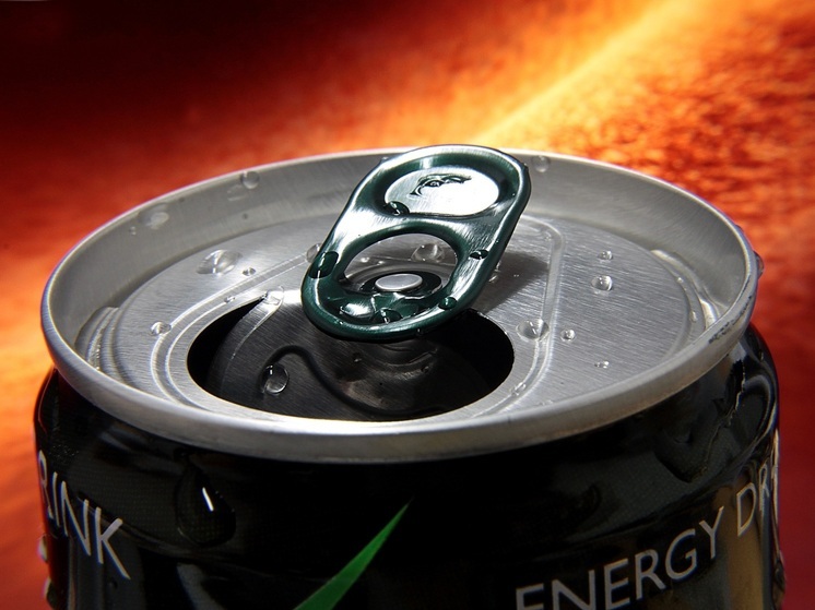 Калужанам напомнили о крупных штрафах за продажу энергетиков детям