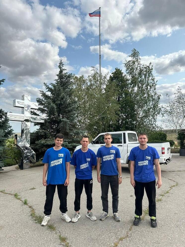 В селе Чапаевка подняли российский флаг