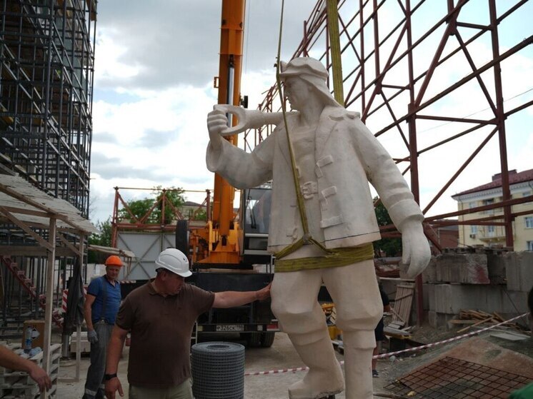 Фасад драмтеатра Мариуполя возвращает исторический облик