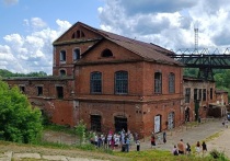 С 12 июня в Сысерти, на территории железоделательного завода XVIII века, начался новый сезон работы креативного кластера «Лето на заводе»
