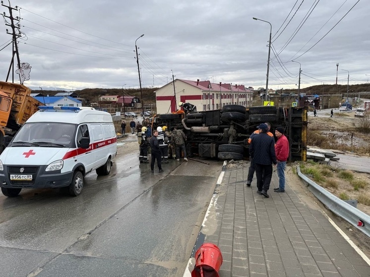 Грузовик завалился на бок после ДТП в Тазовском