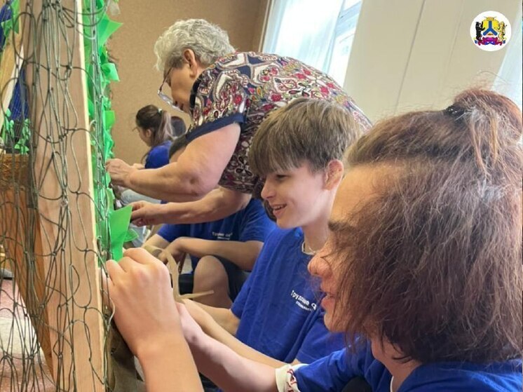 В Хабаровске подростки и ветераны взялись за плетение маскировочных сетей