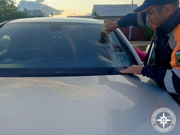 В Башкирии спасатели достали из заблокированной легковушки грудничка