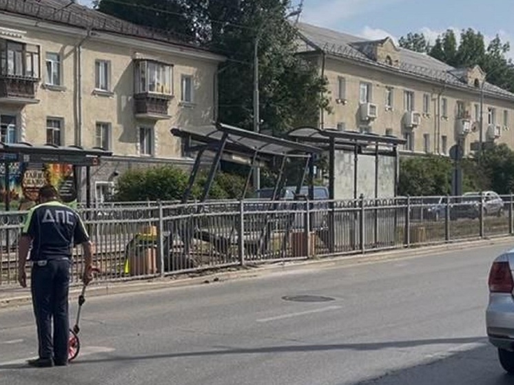 Мужчина и ребенок пострадали из-за упавших стекол на остановке в Екатеринбурге