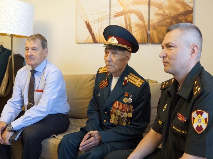 В Хабаровске росгвардейцы поздравили ветерана ВОВ с 90-летним юбилеем ...