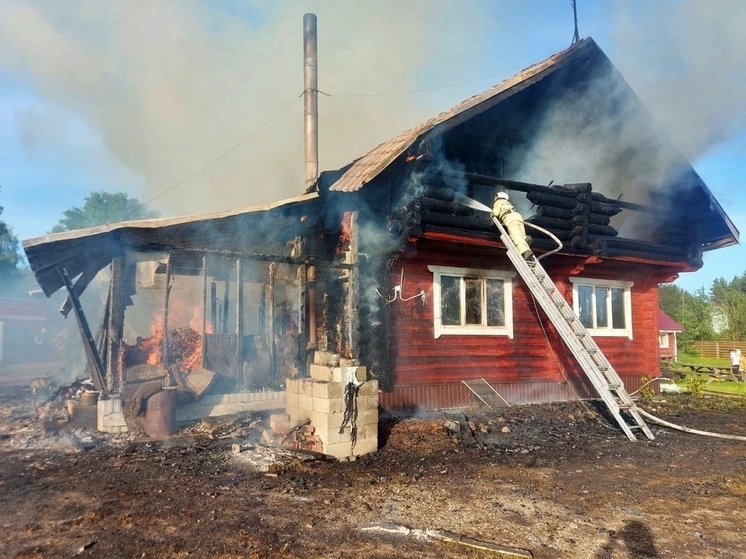 В Вельском районе горел жилой дом