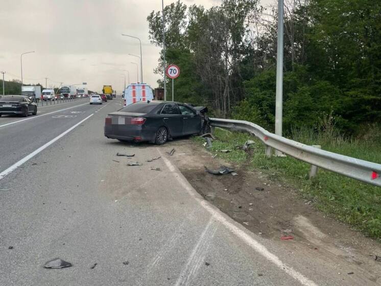 В больницу Пятигорска после ДТП с тяжелыми травмами доставили мужчину и ребенка