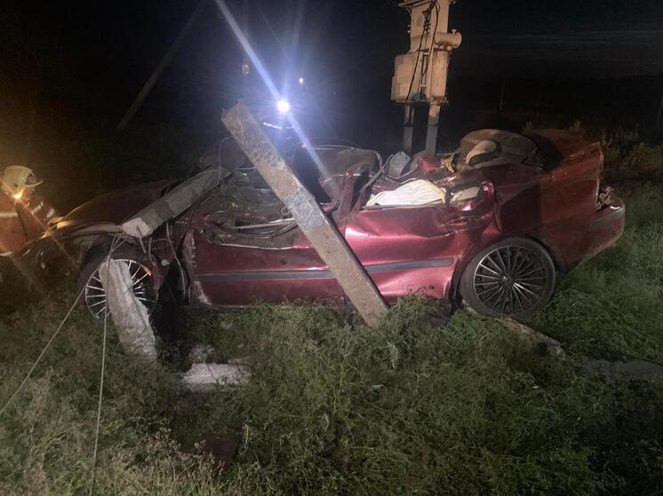 Под Воронежем иномарка въехала в столб ЛЭП: водитель в больнице