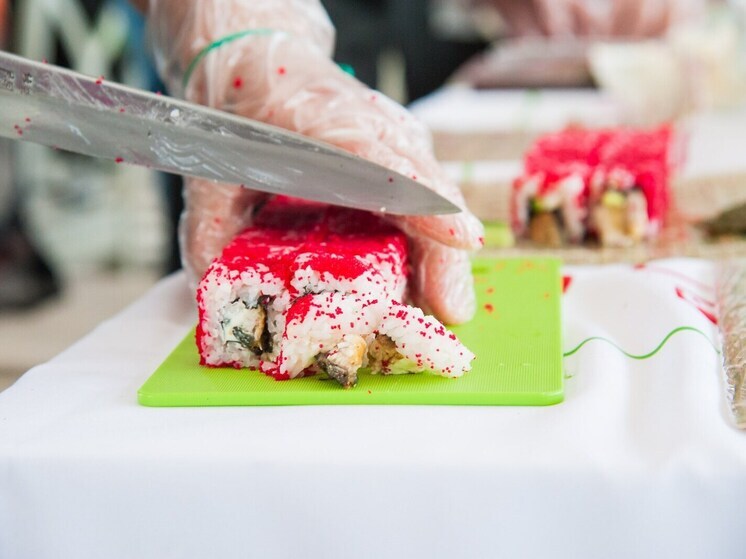 Волгоградцев предупредили о возможной опасности суши и роллов