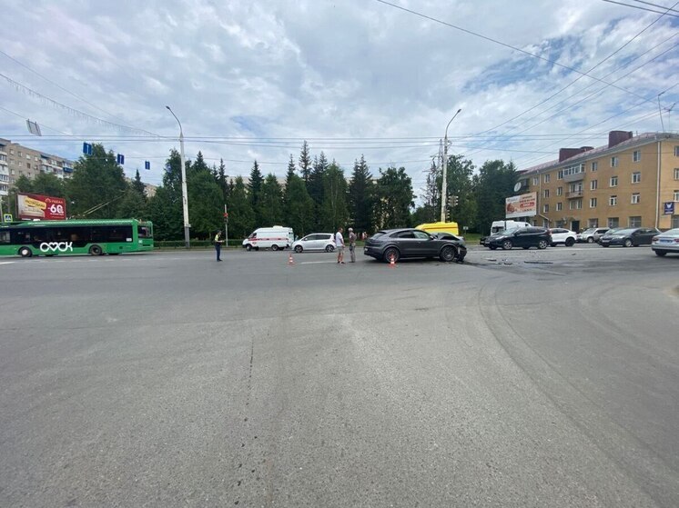 В Омске скорая помощь столкнулась с легковушкой на перекрёстке