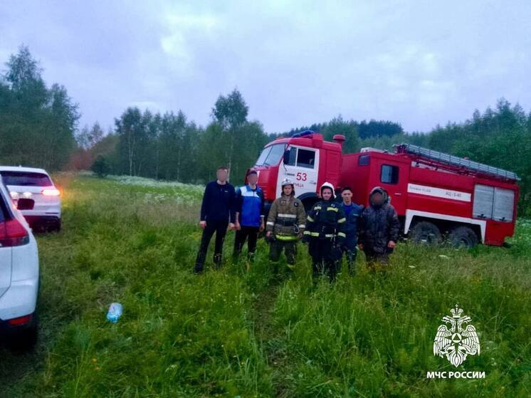 В Тверской области сотрудники МЧС вытащили застрявшие на лесной дороге автомобили