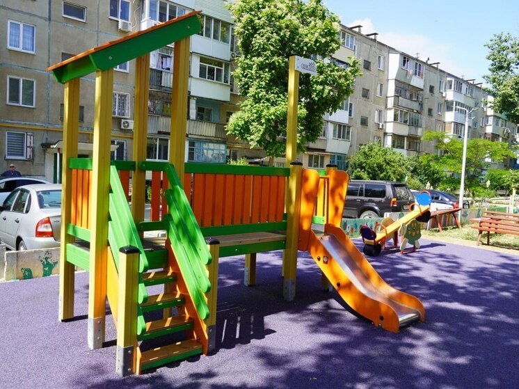 В Керчи на одной из улиц появилась новая детская площадка