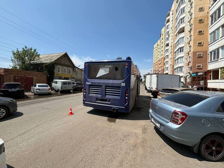 В Астрахани в салоне автобуса из коляски выпал годовалый ребенок