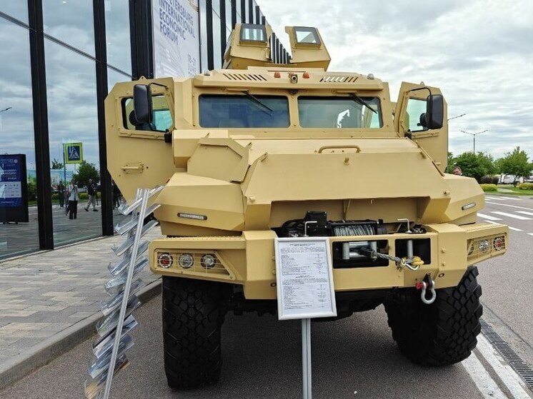 Гостям ПМЭФ-2025 показали люксовый броневик «Спартак» с огромным телевизором