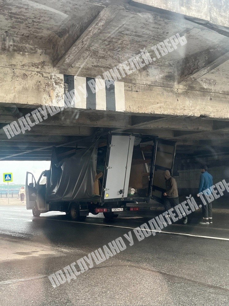 В Твери «Газель» застряла под Новым мостом