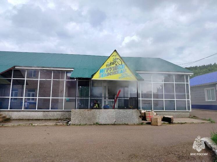 В Башкирии потушили пожар в магазине одежды
