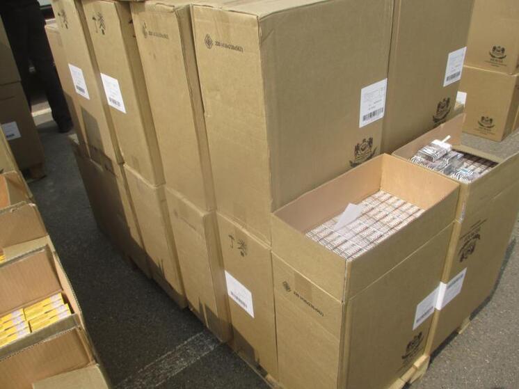 2 автобуса с немаркированной табачной продукции на сумму 83 млн рублей задержали в Смоленской области