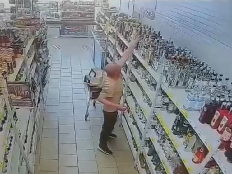 В Тверской области мужчина выносил алкоголь из магазина, спрятав его под одежду