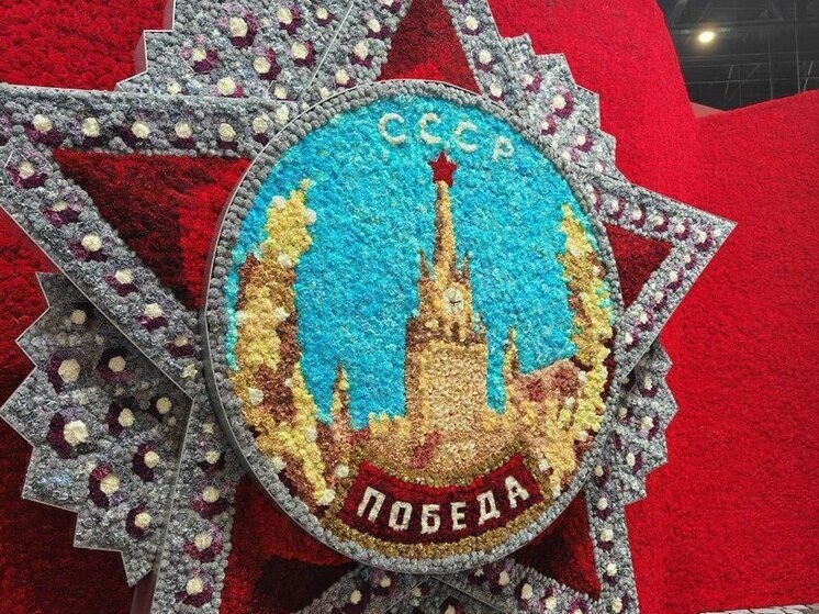 На ПМЭФ привезли сделанную из 160 тысяч цветов Спасскую башню с орденом «Победы»