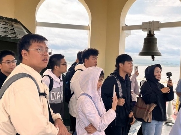 Русский храм внутри увидели китайские студенты в Хабаровске