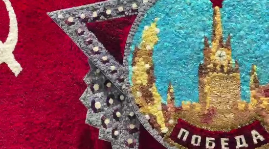 На ПМЭФ-2025 представлена стена из живых цветов, выполненная в форме ордена "Победа": видео
