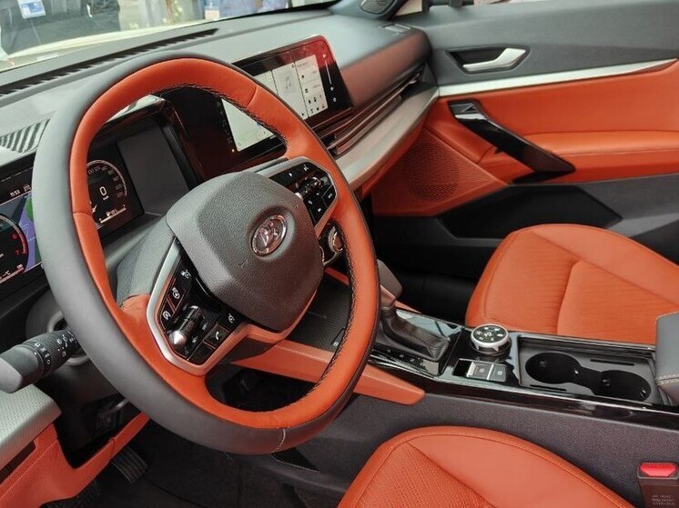Журналистов с трудом подпустили к новой Lada Azimut