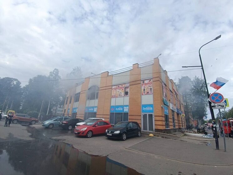 Во Всеволожске сегодня утром горел торговый центр