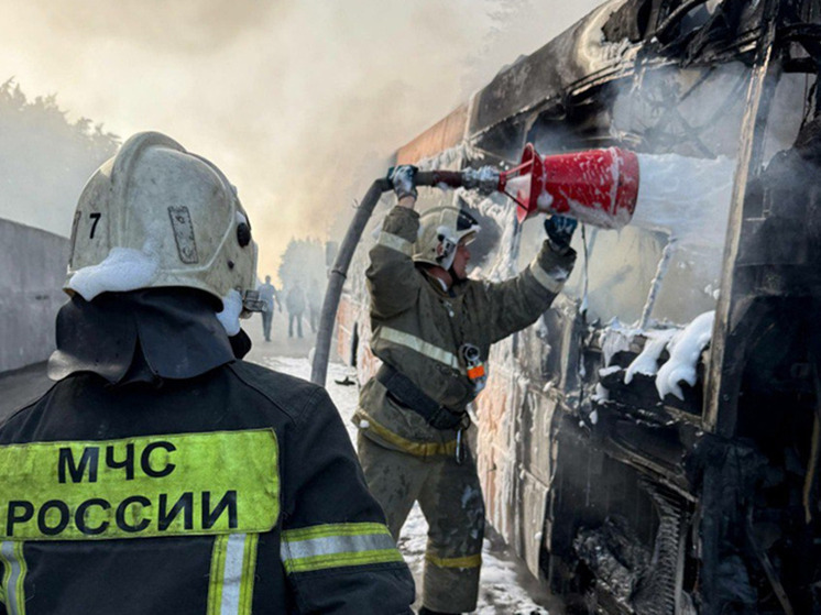 Автобус с 60 пассажирами загорелся на шоссе Ленточный бор в Барнауле