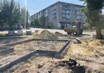 Глава Петровского района Максим Калядин в своём телеграм-канале рассказал, что на углу улиц Московской и Некрасова при строительстве мини-сквера обнаружили заваленный ход со старинной кирпичной кладкой