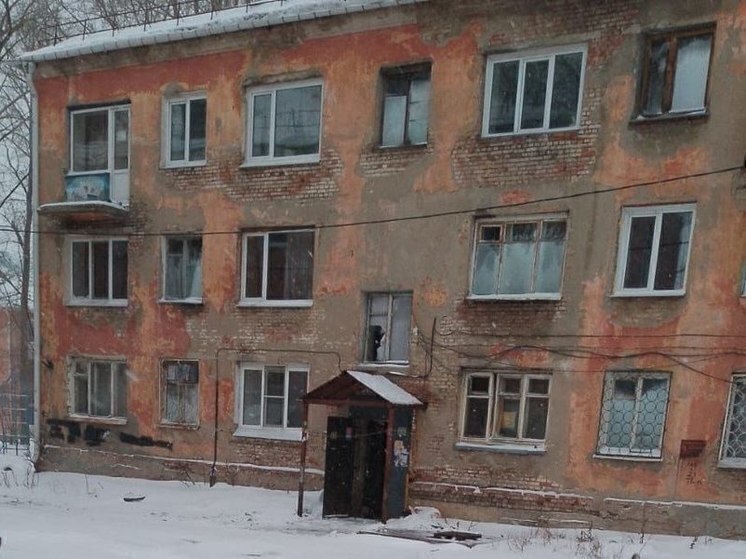 Бастрыкин заинтересовался аварийным домом в Омске, где обрушилась лестница