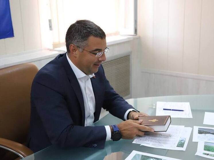Мэр Тулы Эрк получил на приеме жителей в подарок Евангелие