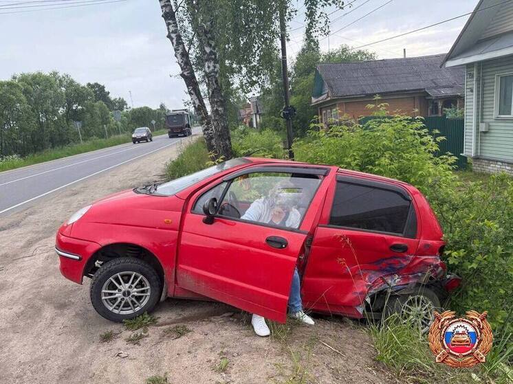 В Тверской области женщина на красной иномарке устроила аварию