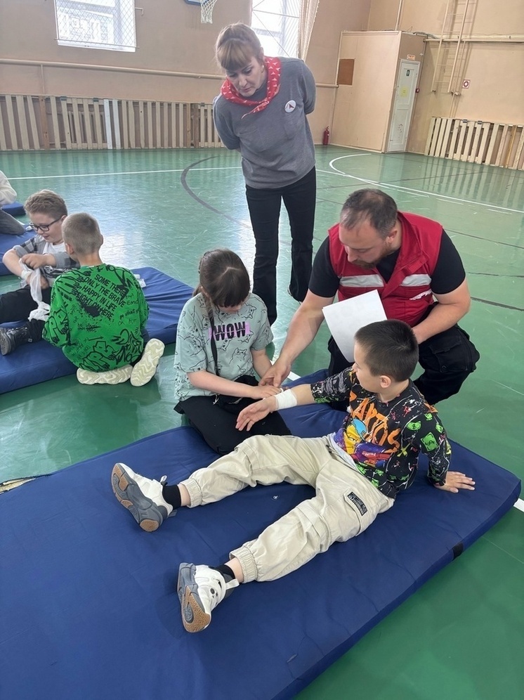 волонтёры Ненецкого отделения Российского Красного Креста провели в Искательской школе Чемпионат по первой помощи