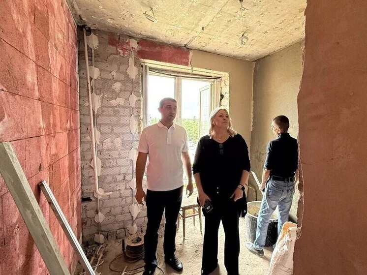В Курске временно исполняющая обязанности министра восстановления и развития приграничья региона Елена Атанова проверила восстановительные работы в трёх многоэтажках, пострадавших в апреле текущего года в результате атак Вооружённых сил Украины