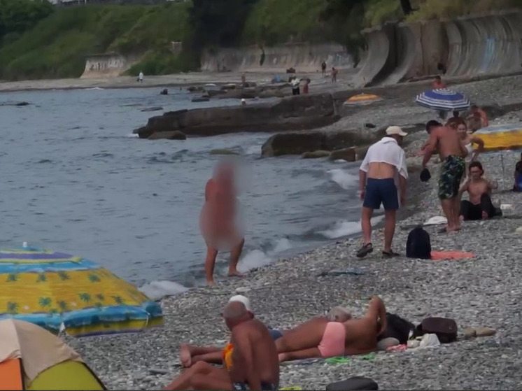 На пляже Дагомыса задержали купающегося без одежды