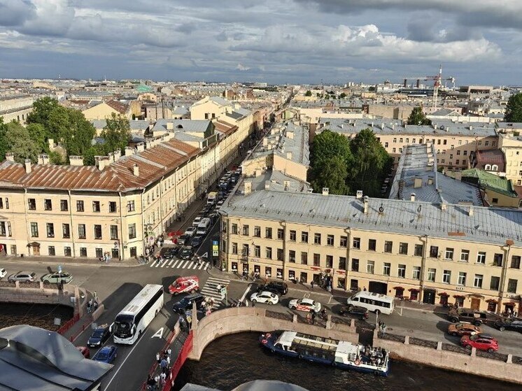 Пробки на дорогах и воде образовались в центре Петербурга в нулевой день ПМЭФ