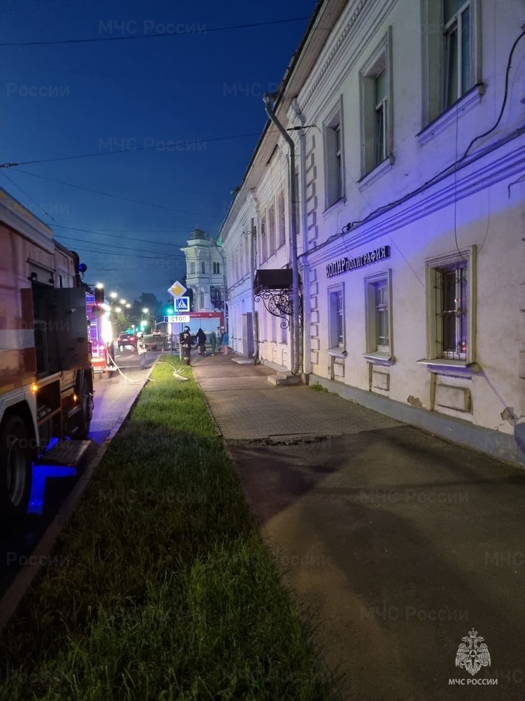 Костромские пожарные тушат здание на углу рядом с Богоявленско-Анастасииным монастырем