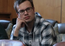 Жители Бурятии, интересующиеся литературой, слышали про Александра Исакова или читали его статьи. Молодой ученый Института монголоведения, буддологии и тибетологии СО РАН Александр Исаков пишет много научных статей, читает лекции, дает интервью, создает сам или участвует в проектах, посвященных бурятскому языку и литературе. 