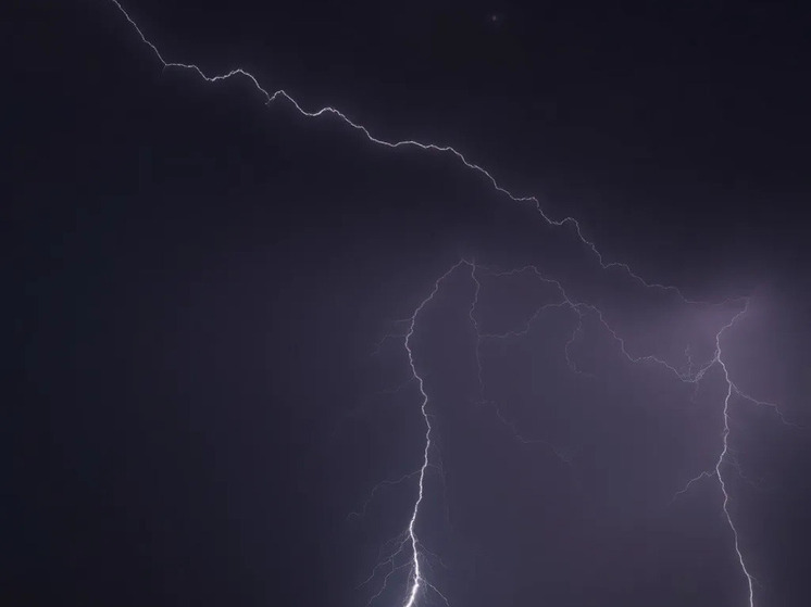 Молния ударила в телебашню во время ночной грозы в Омске