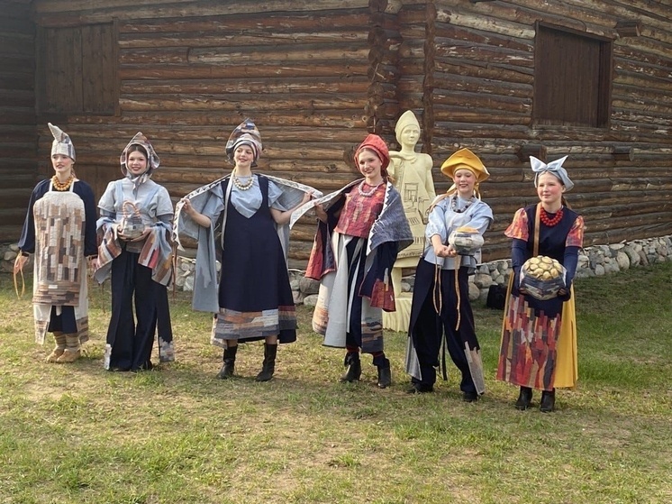 В Вельске открылся фестиваль деревянных скульптур
