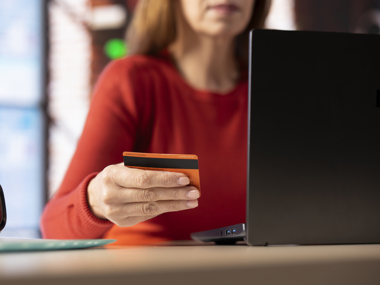 Потери россиян от онлайн-мошенничества снизились вдвое