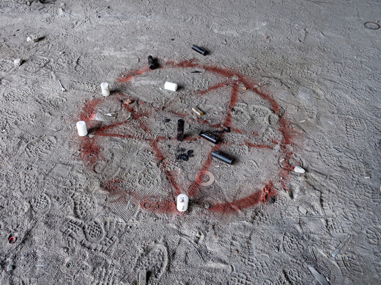 Amur Mash: алтарь жертвоприношений с пентаграммами нашли в заброшенном здании Благовещенска