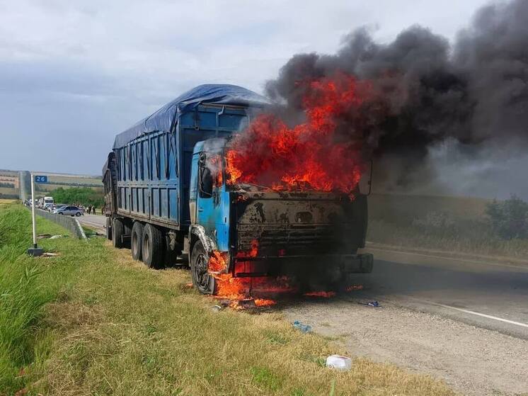 На трассе в Александровском округе загорелась фура с отрубями