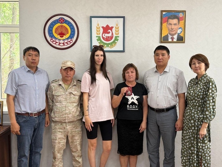В Калмыкии орден Мужества участника СВО вручили его жене