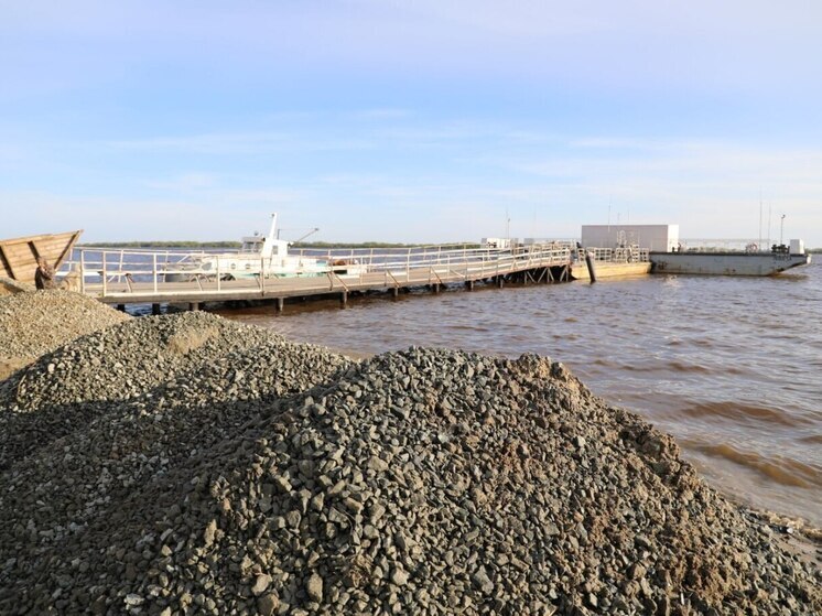 Пострадавший от воды причал восстанавливают в Шурышкарах