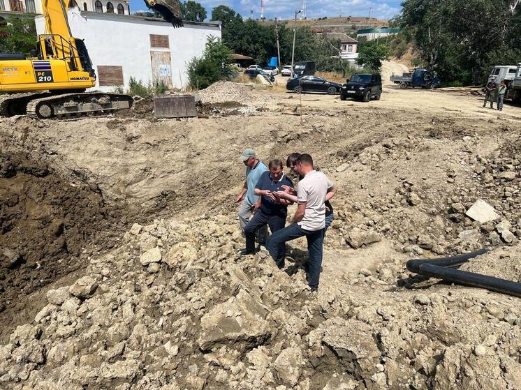 В Судаке реконструируется система подачи канализационных стоков