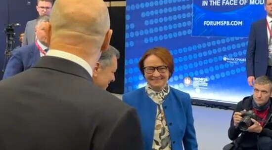 Набиуллина, Силуанов и Макаров пошептались на ПМЭФ: видео